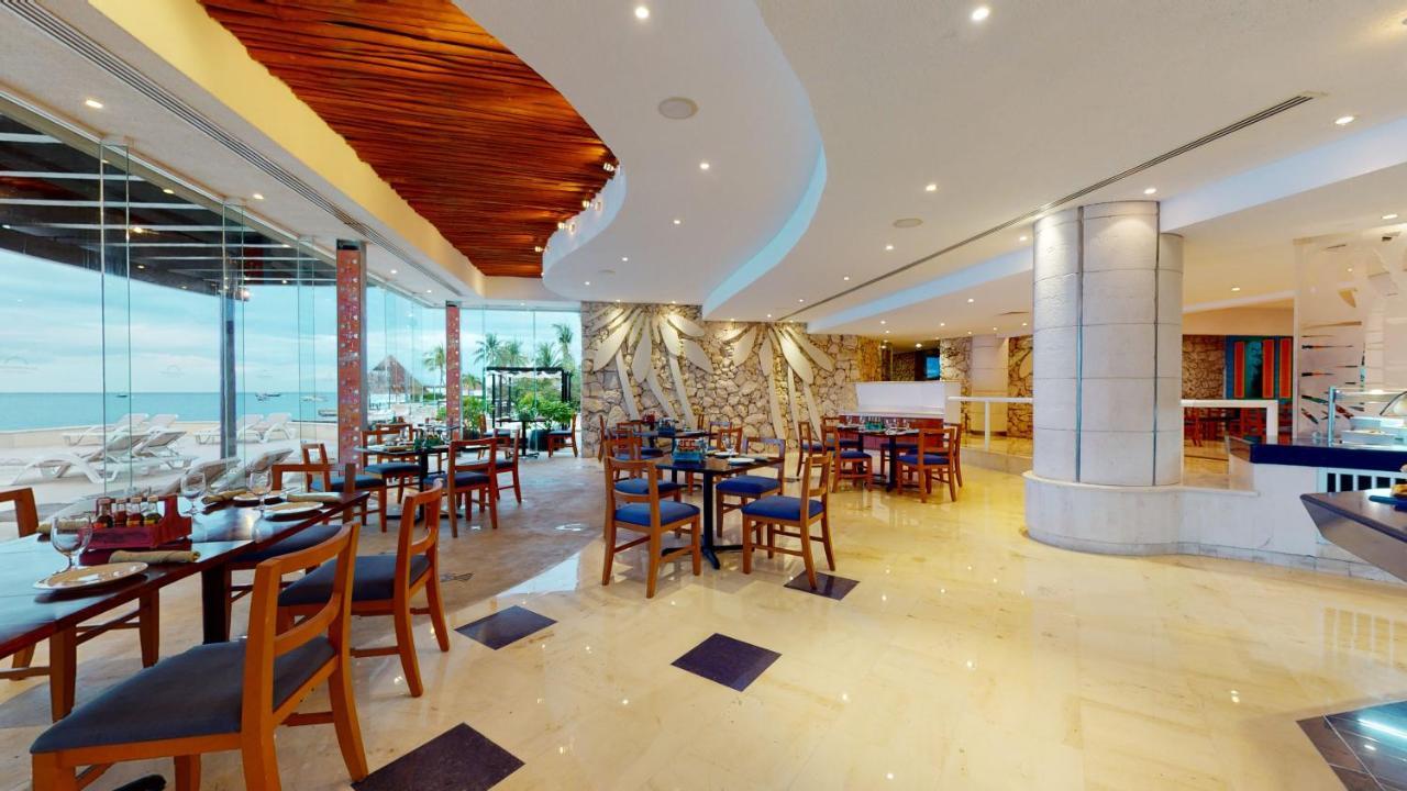 Hotel Grand Park Royal Cozumel Esterno foto The restaurant at the hotel
