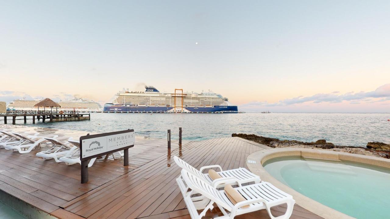 Hotel Grand Park Royal Cozumel Esterno foto Cruise ship at the port of Cozumel